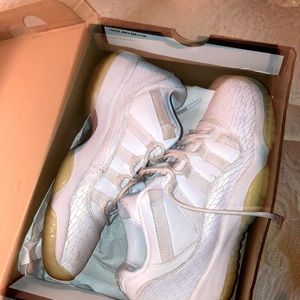 White Jordan’s good condition 11 retro low gg 6.5